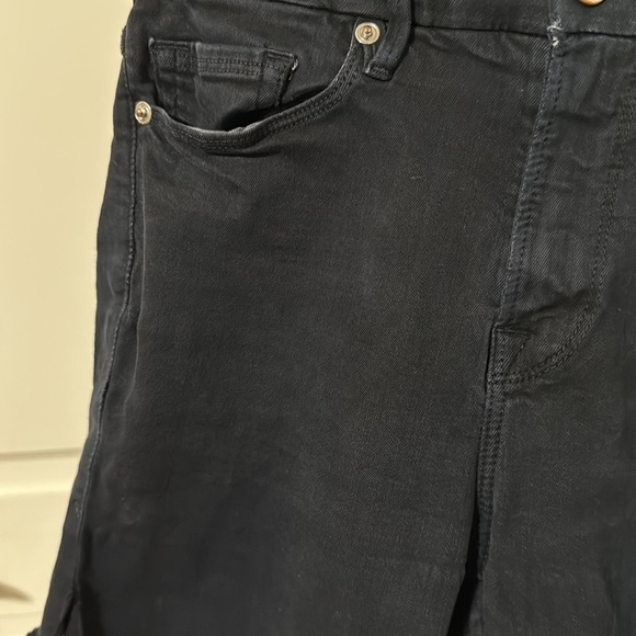 Good American Dark Denim Shorts - Picture 2 of 5